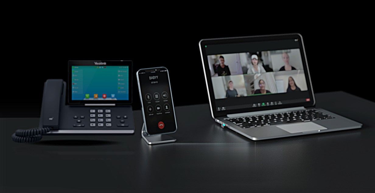 Téléphone Yealink T57W, smartphone et ordinateur en visioconférence sur un bureau